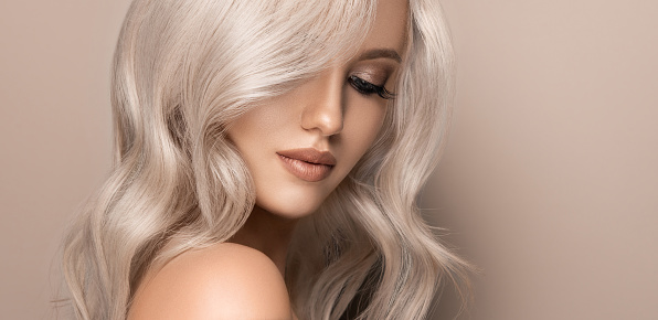 Coloration blonde platine sur un modele feminin