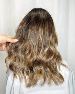 Coloration cheveux long avec des mèches blondes